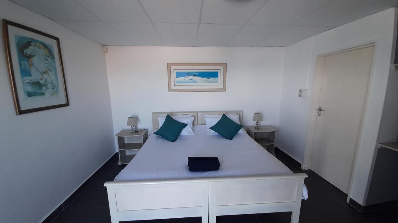 Swept Away Guesthouse - No-Loadshedding Yzerfontein Extérieur photo