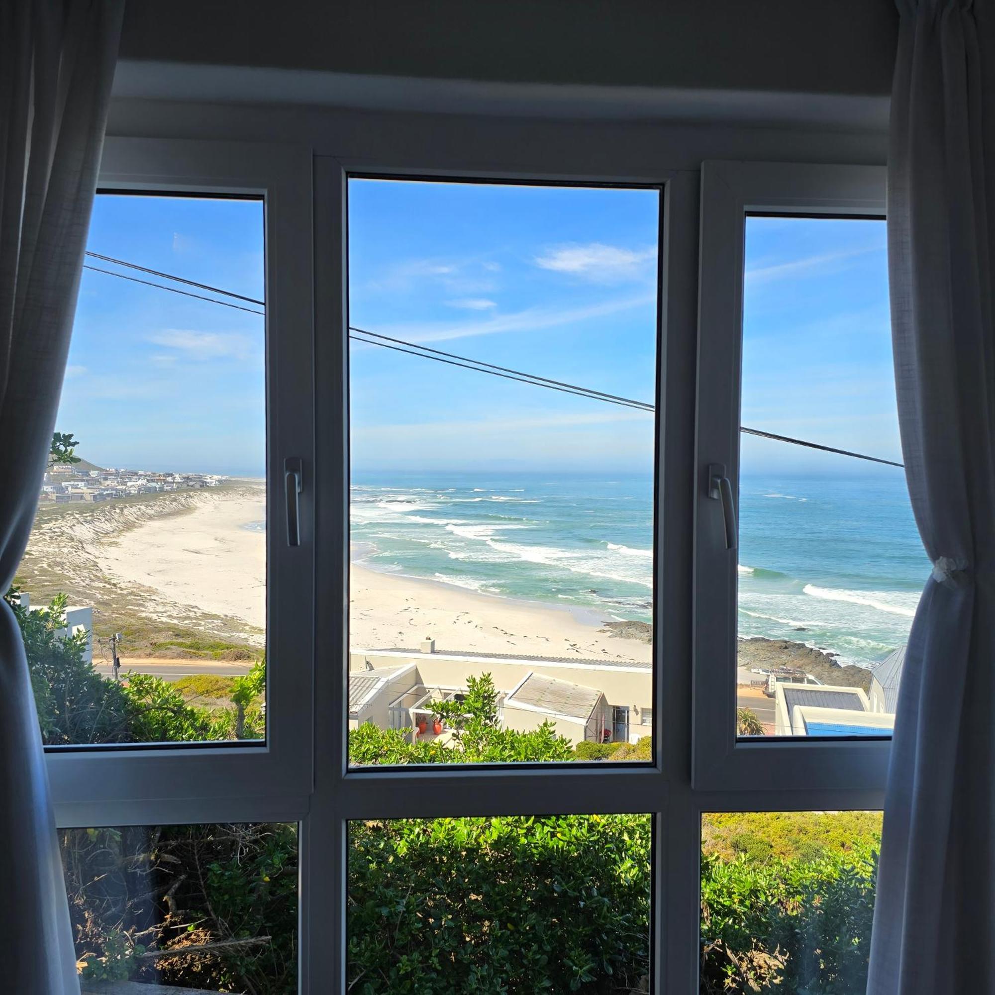 Swept Away Guesthouse - No-Loadshedding Yzerfontein Extérieur photo