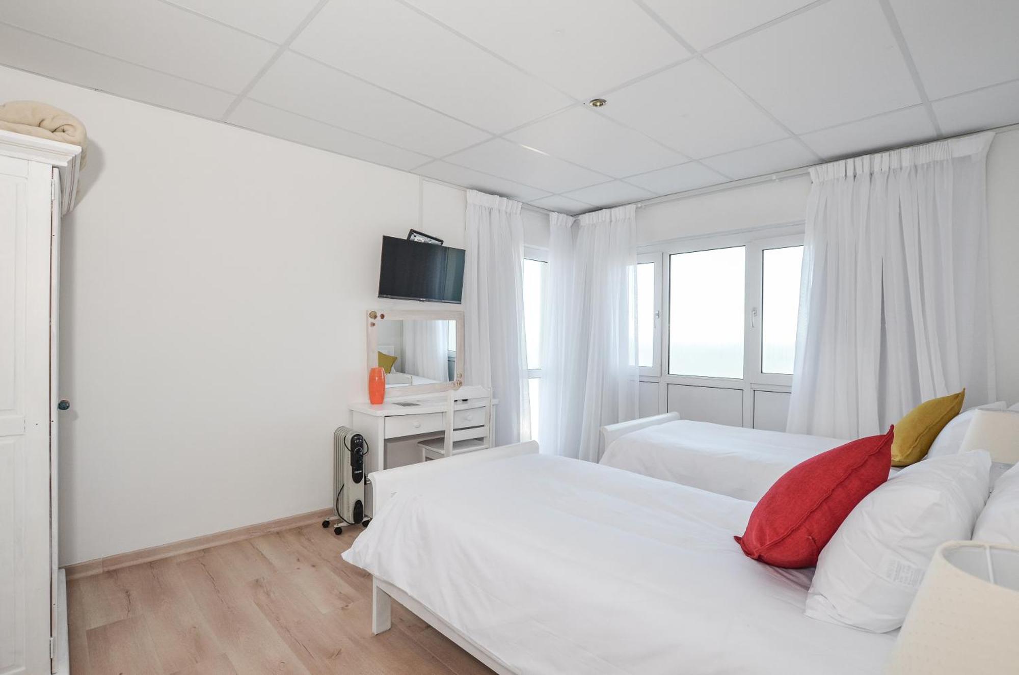Swept Away Guesthouse - No-Loadshedding Yzerfontein Extérieur photo